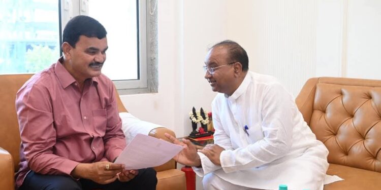 पिक विमा प्रश्नासाठी आमदार किसनराव वानखेडे यांचा पाठपुरावा; कृषिमंत्र्यांची मुंबईत भेट