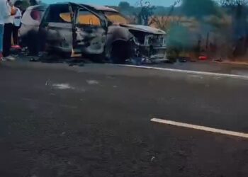 वऱ्हाडी मंडळींच्या कारला भीषण आग; सहा जण थोडक्यात बचावले