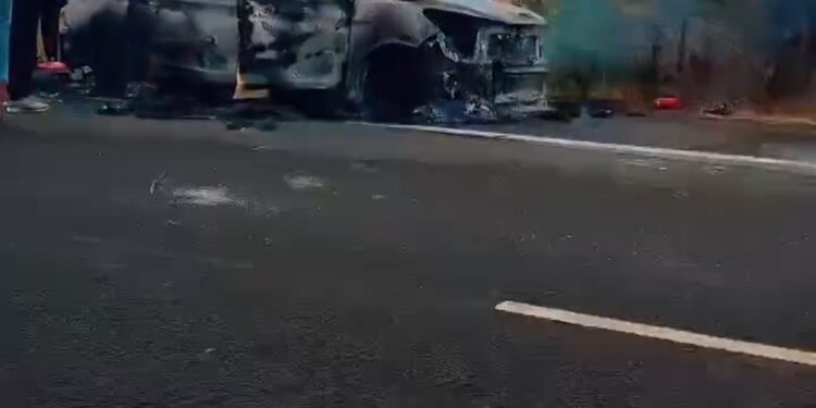 वऱ्हाडी मंडळींच्या कारला भीषण आग; सहा जण थोडक्यात बचावले