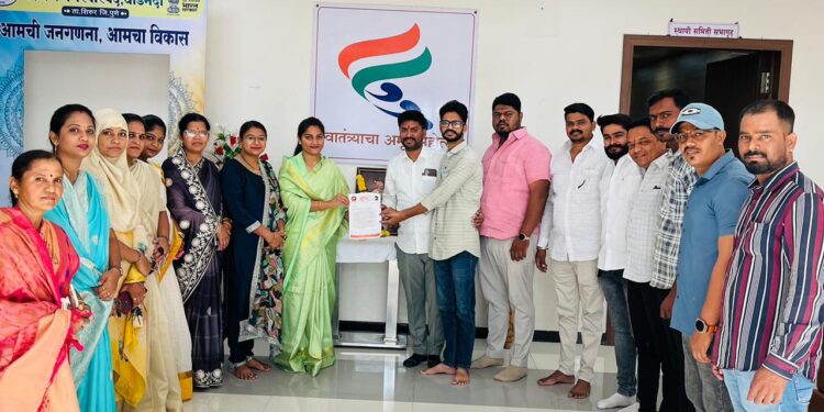 धर्मवीर छत्रपती संभाजी महाराज स्मारक उभारणीची मागणी; सह्याद्री प्रतिष्ठानकडून नगराध्यक्षा ऐश्वर्या पाचर्णे यांना निवेदन