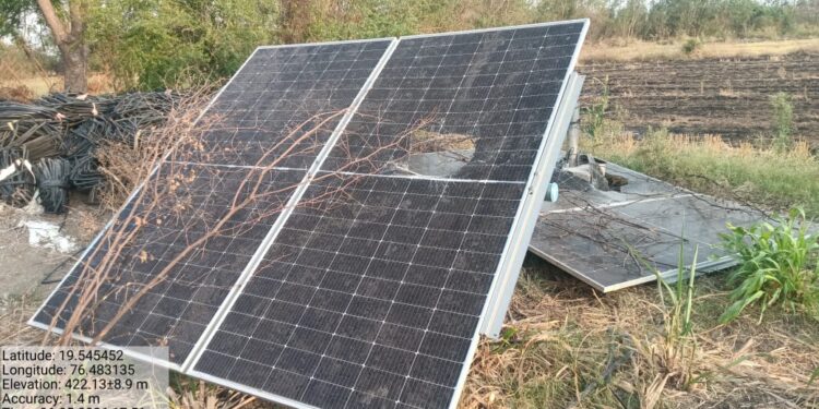 वादळी वाऱ्यामुळे शेतातील सौर ऊर्जा पॅनलचे नुकसान