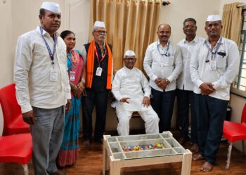 राळेगणसिद्धी येथे अण्णा हजारे यांची युवा क्रांती फाउंडेशनच्या पदाधिकाऱ्यांकडून सदिच्छा भेट