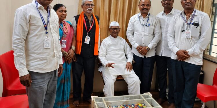 राळेगणसिद्धी येथे अण्णा हजारे यांची युवा क्रांती फाउंडेशनच्या पदाधिकाऱ्यांकडून सदिच्छा भेट