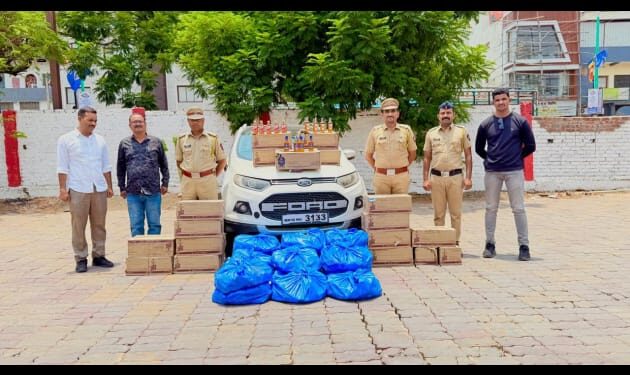 वर्धा शहर पोलिसांची मोठी कारवाई; पाठलाग करून १२.९५ लाखांचा दारूसाठा व वाहन जप्त