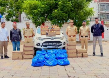 वर्धा शहर पोलिसांची मोठी कारवाई; पाठलाग करून १२.९५ लाखांचा दारूसाठा व वाहन जप्त