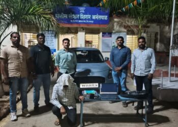 लातूर जिल्ह्यात मोठी कारवाई: कारमधून आयपीएल मॅचवर ऑनलाईन सट्टा चालविणारा बुकी गजाआड; ७ लाखांचा मुद्देमाल जप्त