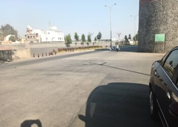 श्री स्वामी समर्थ मंदिर परिसरात स्पीड ब्रेकर बसविण्याची नागरिकांची मागणी