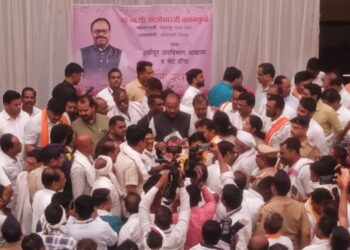 महसूल मंत्री चंद्रशेखर बावनकुळे यांनी घेतला दर्यापूर तहसीलचा आढावा; प्रलंबित कामे तातडीने मार्गी लावण्याचे निर्देश