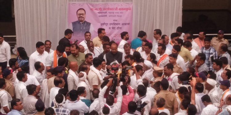 महसूल मंत्री चंद्रशेखर बावनकुळे यांनी घेतला दर्यापूर तहसीलचा आढावा; प्रलंबित कामे तातडीने मार्गी लावण्याचे निर्देश