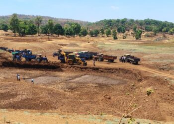 मोहगाव वनक्षेत्रातील पाझर तलावातील गाळ काढण्याच्या कामास प्रारंभ
