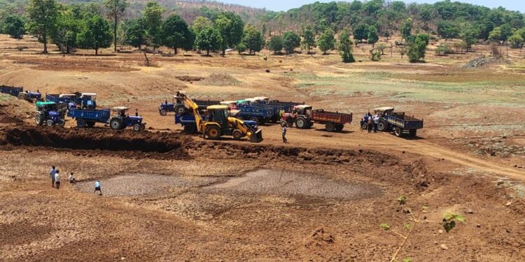 मोहगाव वनक्षेत्रातील पाझर तलावातील गाळ काढण्याच्या कामास प्रारंभ