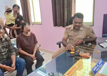 लातूर पोलिसांची ‘खाकीतील माणुसकी’; १० लाखांचे दागिने मूळ मालकास सुरक्षित परत