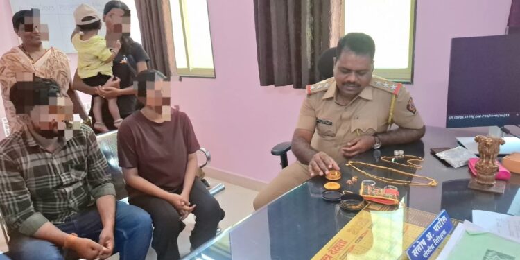 लातूर पोलिसांची ‘खाकीतील माणुसकी’; १० लाखांचे दागिने मूळ मालकास सुरक्षित परत