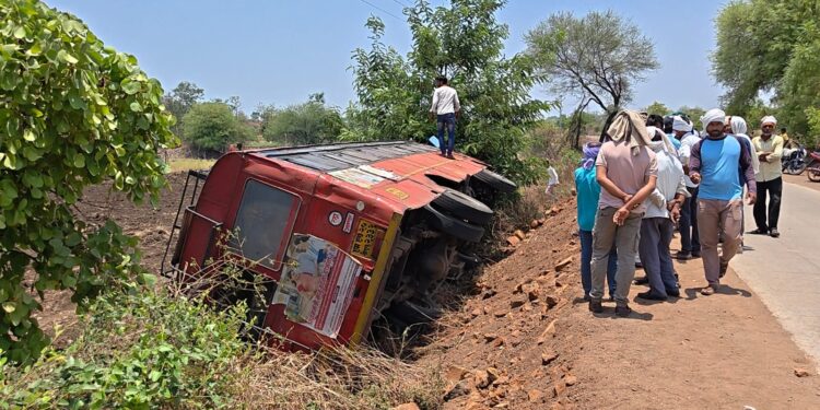 ४३ प्रवाशांना घेऊन जाणारी एसटी बस पलटी; सुदैवाने जीवितहानी टळली