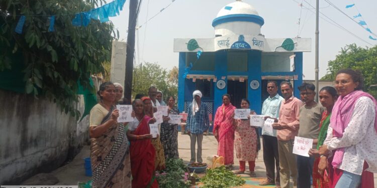 चोंढी गावात निंबोळी व दशपर्णी अर्काचे प्रात्यक्षिक
