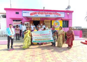 कृषी विभागामार्फत इंझाळा येथे ‘पोक्रा’ अंतर्गत मृदा व जलसंधारणावर पथदर्शी सादरीकरण; जलदिंडीतून पाण्याचे महत्त्व पटविले