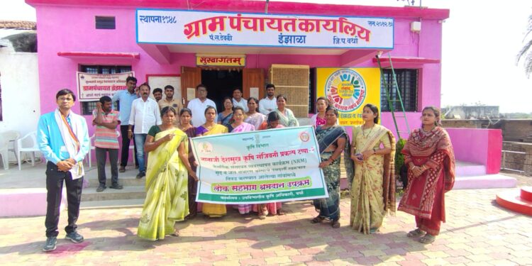 कृषी विभागामार्फत इंझाळा येथे ‘पोक्रा’ अंतर्गत मृदा व जलसंधारणावर पथदर्शी सादरीकरण; जलदिंडीतून पाण्याचे महत्त्व पटविले