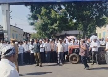 लासलगाव कांदा बाजारात दर कोसळले; संतप्त शेतकऱ्यांनी लिलाव बंद पाडले