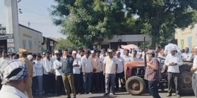 लासलगाव कांदा बाजारात दर कोसळले; संतप्त शेतकऱ्यांनी लिलाव बंद पाडले