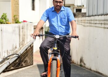 सायकल वापरातून पर्यावरण संवर्धनाचा संदेश; दिनदयाळ बँकेचे सीईओ महेश शेळके यांचा प्रेरणादायी उपक्रम