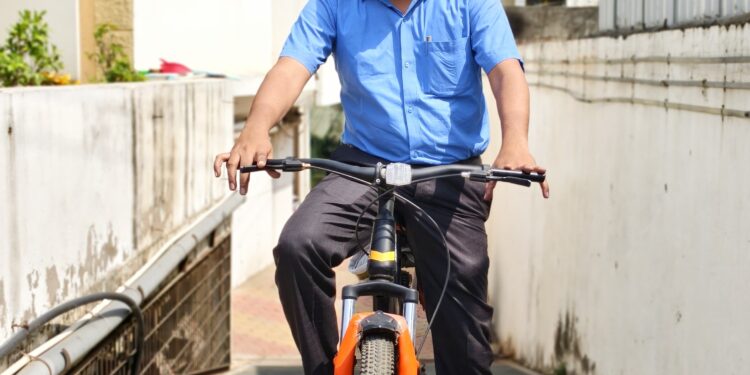 सायकल वापरातून पर्यावरण संवर्धनाचा संदेश; दिनदयाळ बँकेचे सीईओ महेश शेळके यांचा प्रेरणादायी उपक्रम