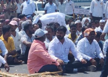 कृषिमंत्र्यांच्या तालुक्यात शेतकऱ्यांचा उद्रेक; खडकवासला पाण्यासाठी पुणे–सोलापूर महामार्गावर रास्ता रोको