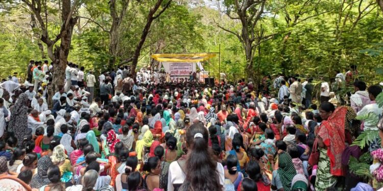 सुपीक शेतजमिनी अधिग्रहित करण्याविरोधात गडचिरोलीत हजारो शेतकऱ्यांचे धरणे आंदोलन