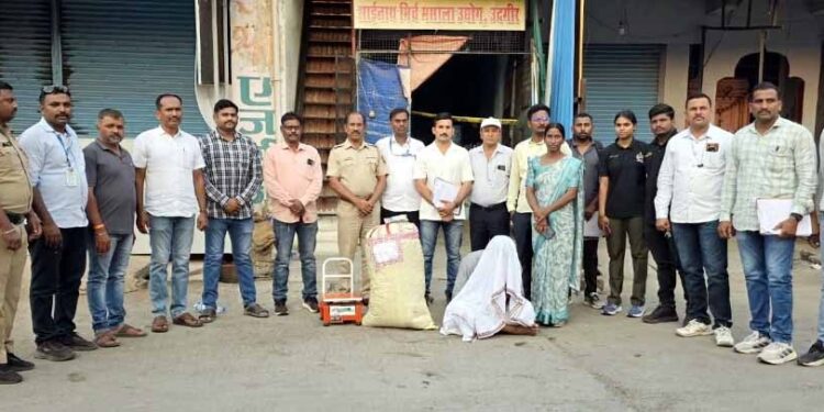लातूर स्थानिक गुन्हे शाखेचा मोठा घणाघात; उदगीरमध्ये ७.४२ लाखांचा २४ किलो गांजा जप्त, एक जण अटकेत.
