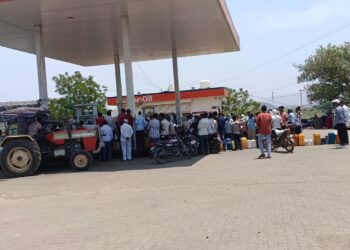 साक्री तालुक्यात इंधनासाठी झुंबड; पेट्रोल पंपांवर वाहनांच्या लांबलचक रांगा