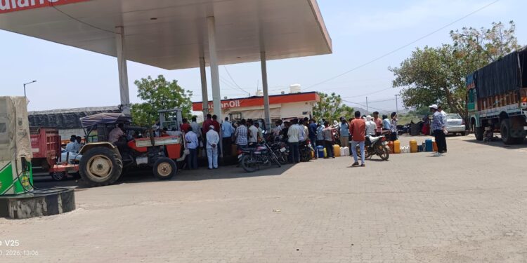 साक्री तालुक्यात इंधनासाठी झुंबड; पेट्रोल पंपांवर वाहनांच्या लांबलचक रांगा
