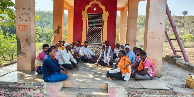 निलेश कापकर यांच्याकडून सामाजिक बांधिलकी; अंध कीर्तनकार आणि कॅन्सरग्रस्त कुटुंबाला आर्थिक मदत