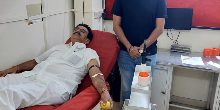 जीवनातील ७५ वे रक्तदान करून विलासराव पाटील चाकूरकर यांचा प्रेरणादायी आदर्श