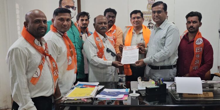 शहादा शहरातील खड्डे तात्काळ बुजवा; अन्यथा शिवसेनेचा तीव्र आंदोलनाचा इशारा
