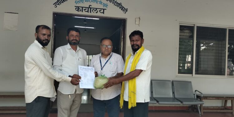दुर्बळ्या गावात रेशन वाटपात भ्रष्टाचाराचा आरोप; लाभार्थ्यांची अधिकाऱ्यांकडे तक्रार