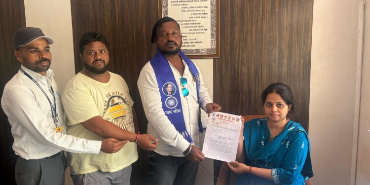 शासकीय व गायरान जमिनीवरील निवासी अतिक्रमणे नियमित करण्यासाठी कामगार संघर्ष संघटनेचे निवेदन
