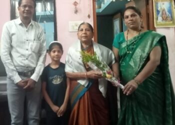 मुलांना डॉक्टर घडविणाऱ्या आदर्श माता गंगाबाई पवार यांचा ऊर्जा सामाजिक संस्थेतर्फे गौरव