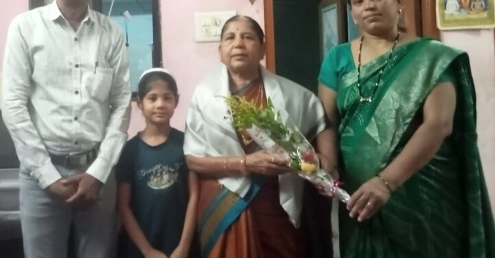 मुलांना डॉक्टर घडविणाऱ्या आदर्श माता गंगाबाई पवार यांचा ऊर्जा सामाजिक संस्थेतर्फे गौरव