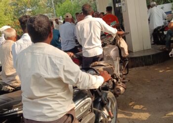 चास नळीमध्ये पेट्रोल टंचाई; वाहनचालकांच्या लांबच लांब रांगा