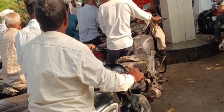 चास नळीमध्ये पेट्रोल टंचाई; वाहनचालकांच्या लांबच लांब रांगा