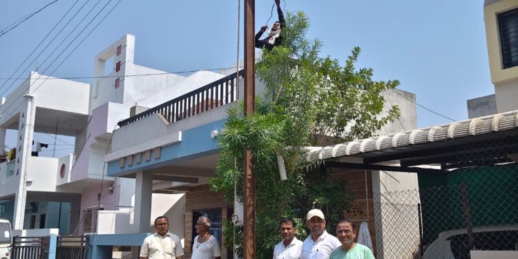 संभाजीनगर कॉलनीतील धोकादायक विद्युत तारा अखेर सुरक्षित; नागरिकांनी व्यक्त केला समाधानाचा श्वास