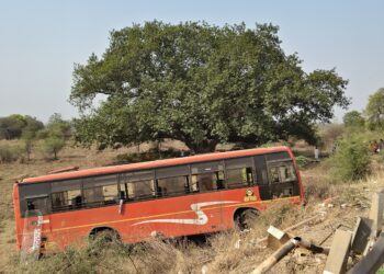 गडचिरोली-उमरखेड एसटी बसचा भीषण अपघात; २५ ते ३० प्रवासी जखमी, दोघांची प्रकृती चिंताजनक