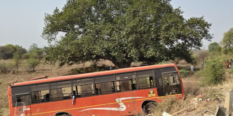 गडचिरोली-उमरखेड एसटी बसचा भीषण अपघात; २५ ते ३० प्रवासी जखमी, दोघांची प्रकृती चिंताजनक