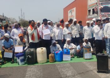 वारंगा फाटा येथे क्रांतिकारी शेतकरी संघटनेचा तीव्र रास्ता रोको आंदोलन