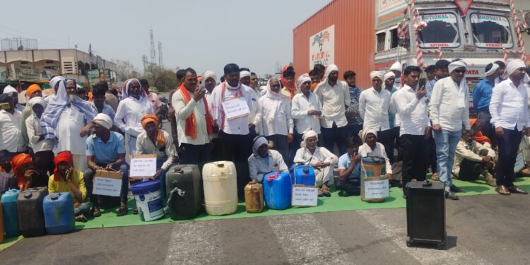 वारंगा फाटा येथे क्रांतिकारी शेतकरी संघटनेचा तीव्र रास्ता रोको आंदोलन