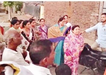 संतप्त ग्रामस्थांचा अभियंत्यांना घेराव, निष्काळजी कर्मचारी वर कारवाई मागणी