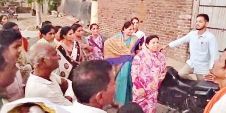 संतप्त ग्रामस्थांचा अभियंत्यांना घेराव, निष्काळजी कर्मचारी वर कारवाई मागणी