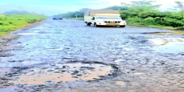 पाबळ–कनेरसर मार्गाची पुन्हा दुरवस्था; आंदोलने होऊनही डांबरीकरण रखडले