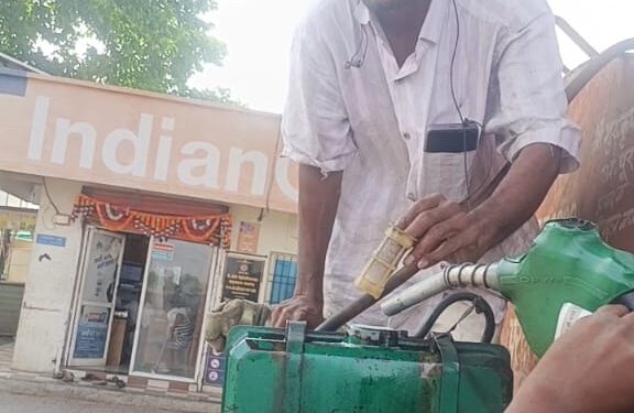 डिझेल टंचाईमुळे शेतकरी संतप्त; “आता पाणी पंप उचलून पेट्रोल पंपावर आणायचा का?”