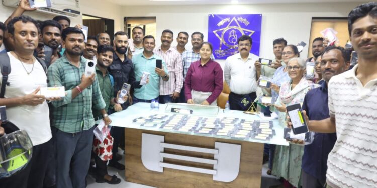३९ लाख ७५ हजारांचे १३० चोरीला गेलेले मोबाईल हस्तगत; नवी मुंबई गुन्हे शाखेची कौतुकास्पद कामगिरी