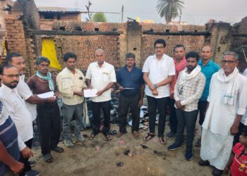 कोसंबी येथील गॅस सिलिंडर स्फोटग्रस्त तीन कुटुंबांना आमदार विजय वडेट्टीवार यांची आर्थिक मदत